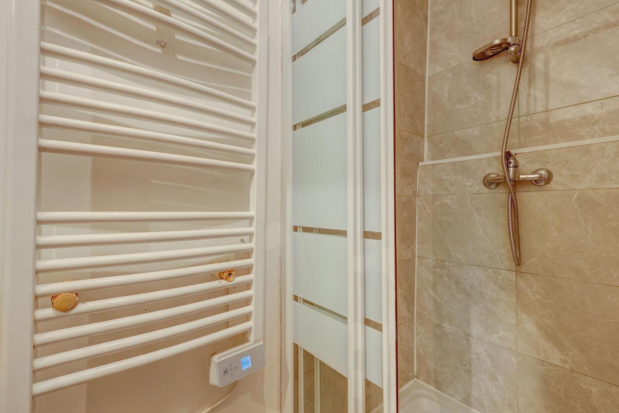 2 Bedroom In The Heart Of Le Marais Apartment
