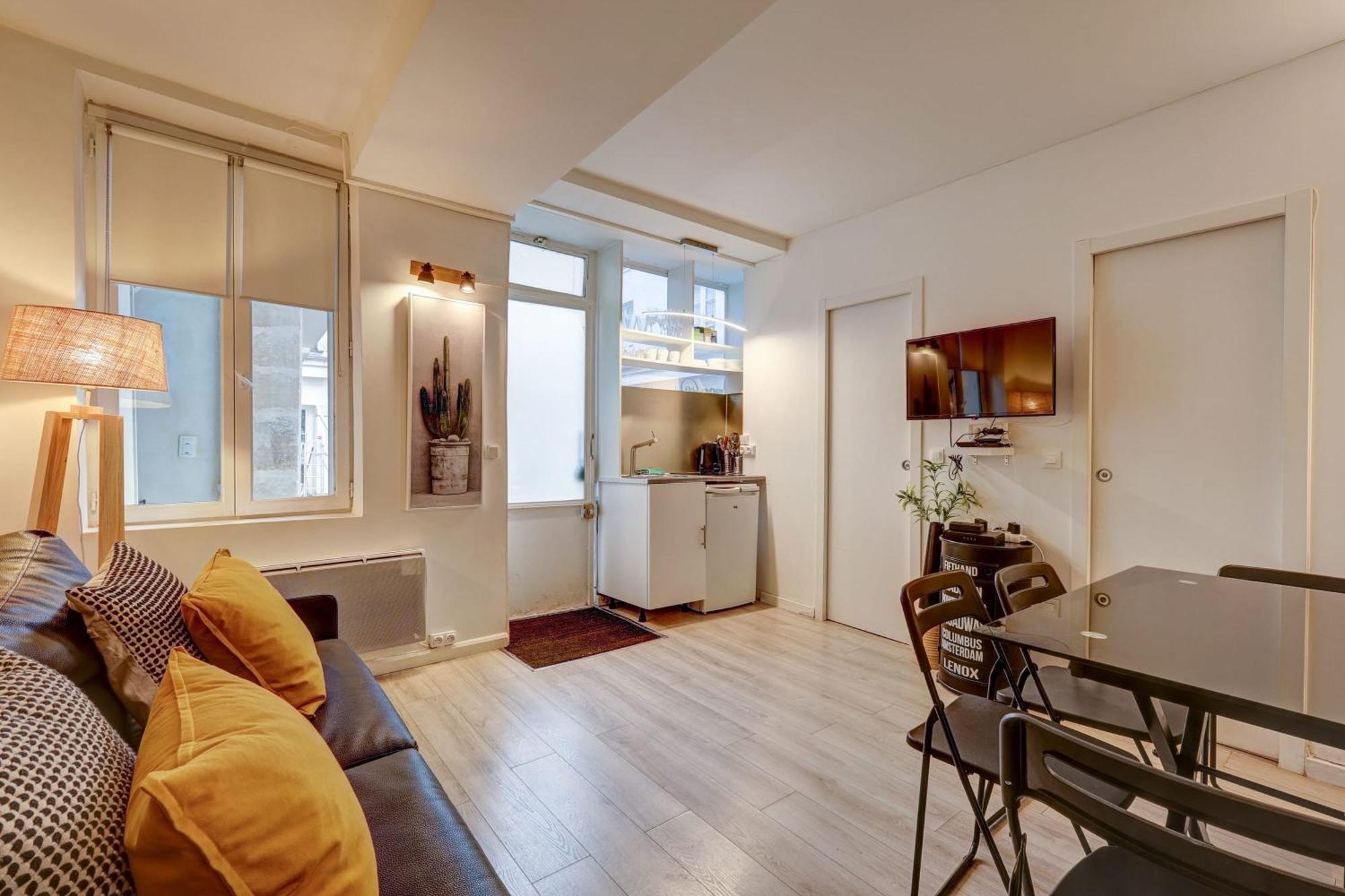 2 Bedroom In The Heart Of Le Marais Apartment *