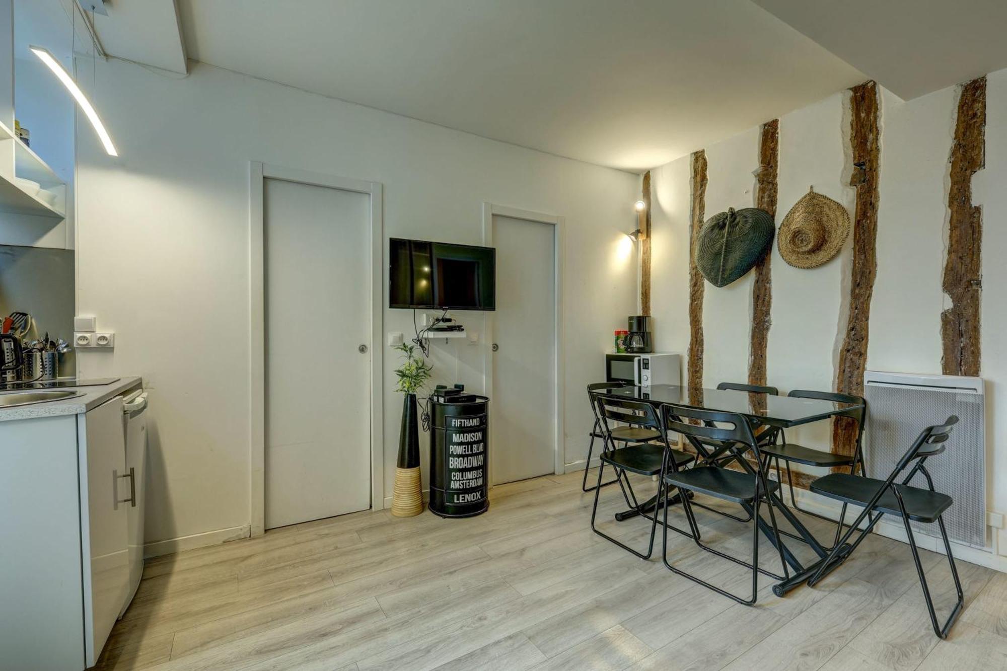 2 Bedroom In The Heart Of Le Marais Apartment Paris