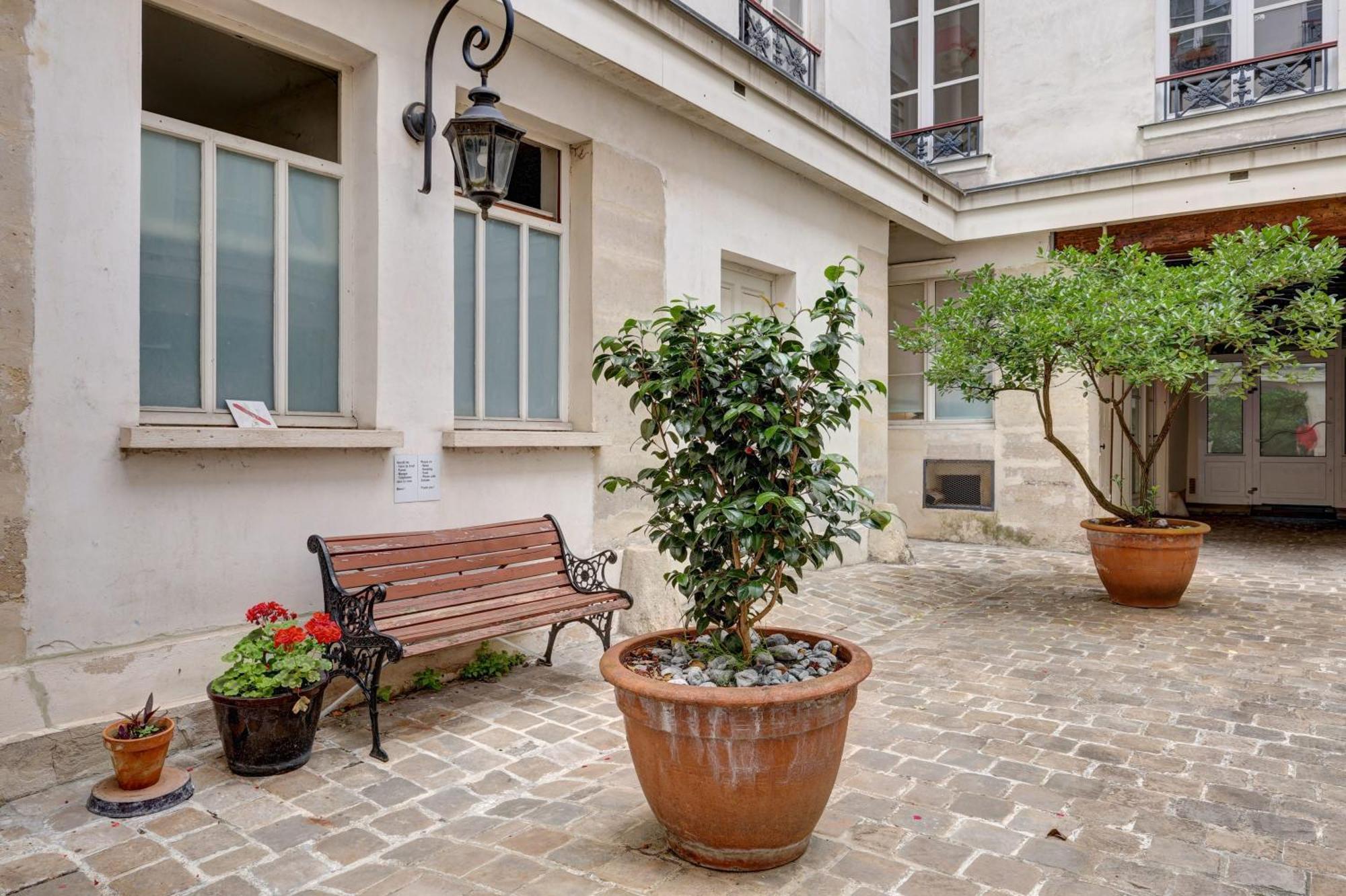 2 Bedroom In The Heart Of Le Marais Apartment